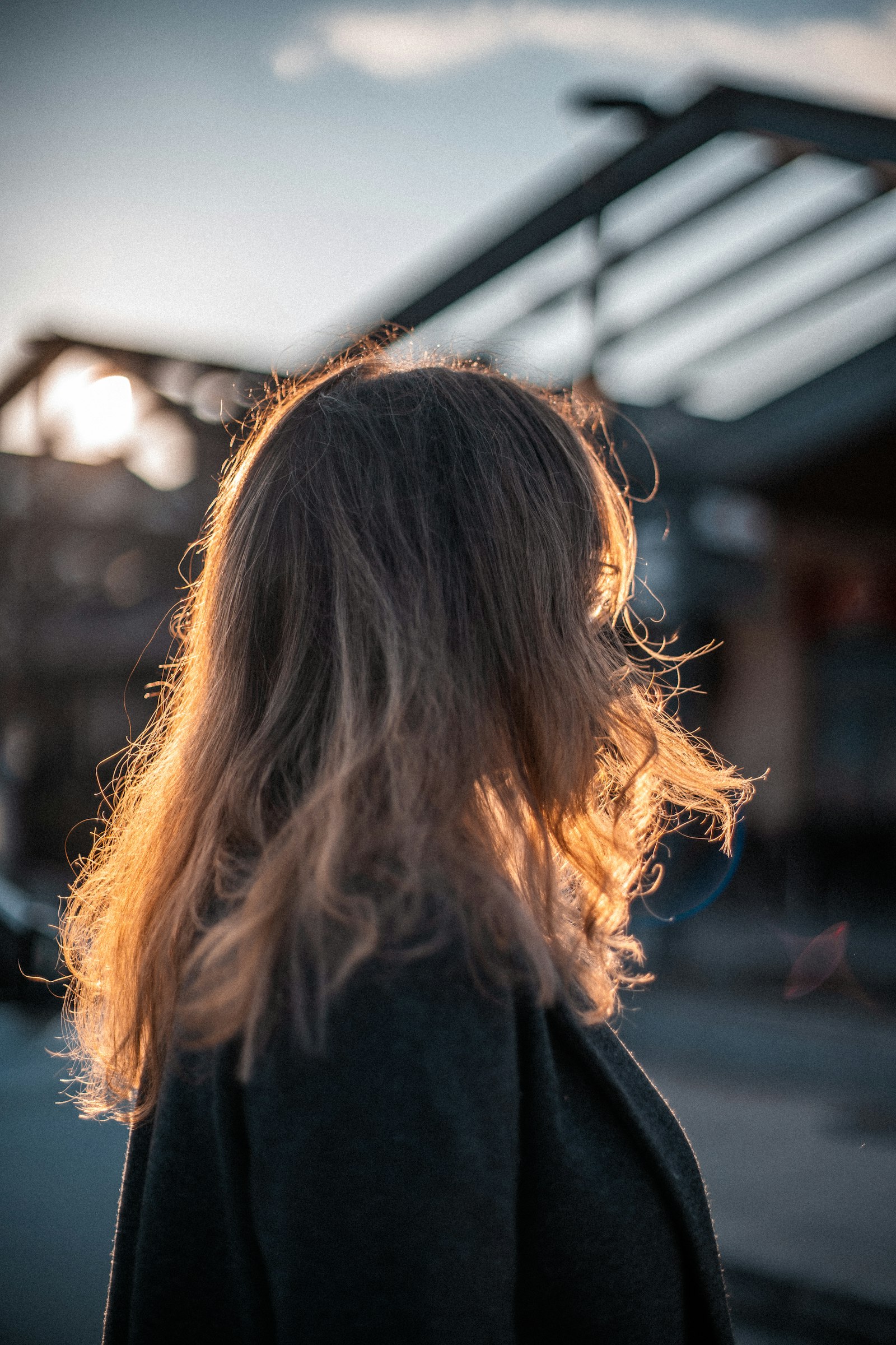 Backlit hair with flyaways and halo frizz